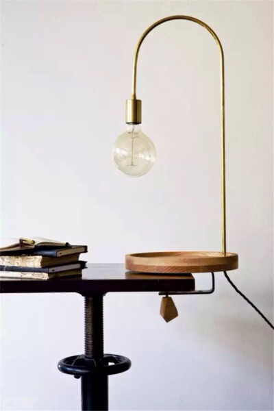  皮件也能在工业风格的家具内大放异彩，人类使用皮革的历史十分久远，现在不管是欧美还是亚洲地区，都有许多各具特色的老牌皮匠工艺。而工业风搭配关键在于皮的颜色与材质，请务必选择带有磨旧感与经典色的皮革。活…