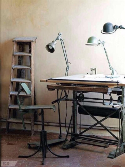  皮件也能在工业风格的家具内大放异彩，人类使用皮革的历史十分久远，现在不管是欧美还是亚洲地区，都有许多各具特色的老牌皮匠工艺。而工业风搭配关键在于皮的颜色与材质，请务必选择带有磨旧感与经典色的皮革。活…