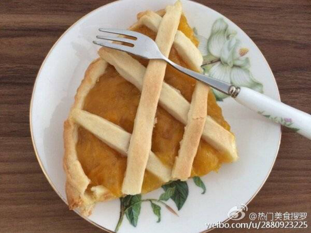 【芒果派】1.芒果切块入锅加点水熬煮几分钟加淀粉备用2.黄油切块软化加盐、糖、水、面粉揉成面团入冰箱一小时3.入模具(底面用叉扎空防止胀气)4.入馅把剩余的面团切成条放上面5.入烤箱上下烤180度40分钟即可。