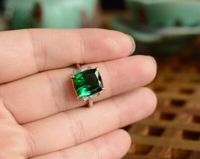 【彩宝专区】 蓝绿碧玺戒指、（碧玺重6.38ct~尺寸12×10.6mm~颜色蓝绿~全净无暇无优化、钻石0.22ct、Pt900镶嵌6.8g）、指圈13.5号~可以改圈号。6000请走。