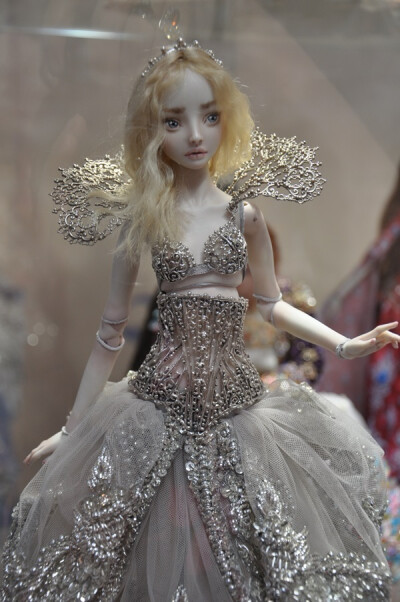 Marina Bychkova（Enchanted Doll创造者） 1982年出生于俄罗斯, 14岁随家人移民到加拿大. 2006年毕业于艾米丽卡尔艺术与设计学院美术系.在课间选择学习珠宝设计， 毕业后,Marina 又选择了继续学习珠宝设计, 正是因为…