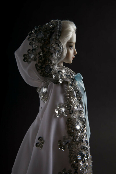 Marina Bychkova（Enchanted Doll创造者） 1982年出生于俄罗斯, 14岁随家人移民到加拿大. 2006年毕业于艾米丽卡尔艺术与设计学院美术系.在课间选择学习珠宝设计， 毕业后,Marina 又选择了继续学习珠宝设计, 正是因为…