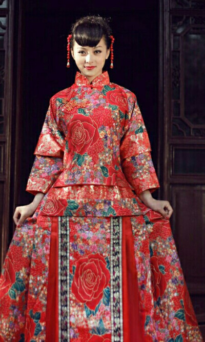 ◤中国人自己的喜服——秀禾服◢容我，为你贴上红妆。容我，为你细画双眉。容我，为你穿上嫁衣裳。