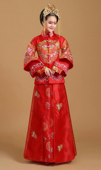 ◤中国人自己的喜服——秀禾服◢容我，为你贴上红妆。容我，为你细画双眉。容我，为你穿上嫁衣裳。