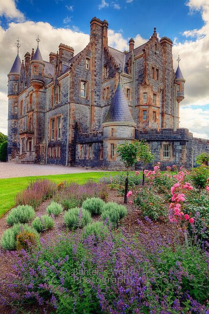 Blarney House in Blarney Castle Garden, County Cork, Ireland。爱尔兰布拉尼城堡，位于科克附近的布拉尼小镇。该城堡建于1446年，是爱尔兰历史最悠久的城堡之一，也是最牢固的堡垒之一。修建于1874年的布拉尼屋（Blarney House）是一座苏格兰男爵样式的官邸，也是城堡中值得一游的好去处。相传中世纪十字军东征时，一位骑士从耶路撒冷带回了一块沾有耶稣血的圣石，并将它放置于这座城堡中，就是现在在布拉尼城堡中的“Blarney Stone”。从布拉尼城堡眺望，近处是茂密的森林，远处依旧是望不尽的绿色，小镇点缀其间，景色宜人。