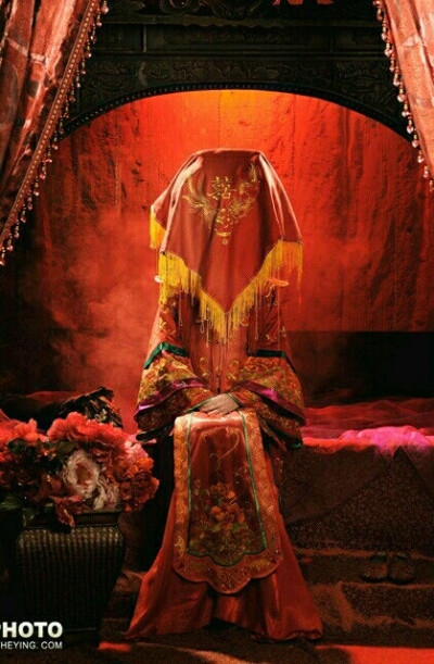 ◤中国人自己的喜服——凤冠霞帔◢你许我凤冠霞帔，我许你一世柔情。