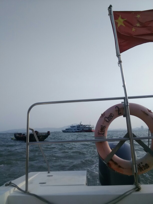 厦门大学旁 的大海 很舒服。。。海风轻轻 坐上快艇 肆意的感觉油然而生