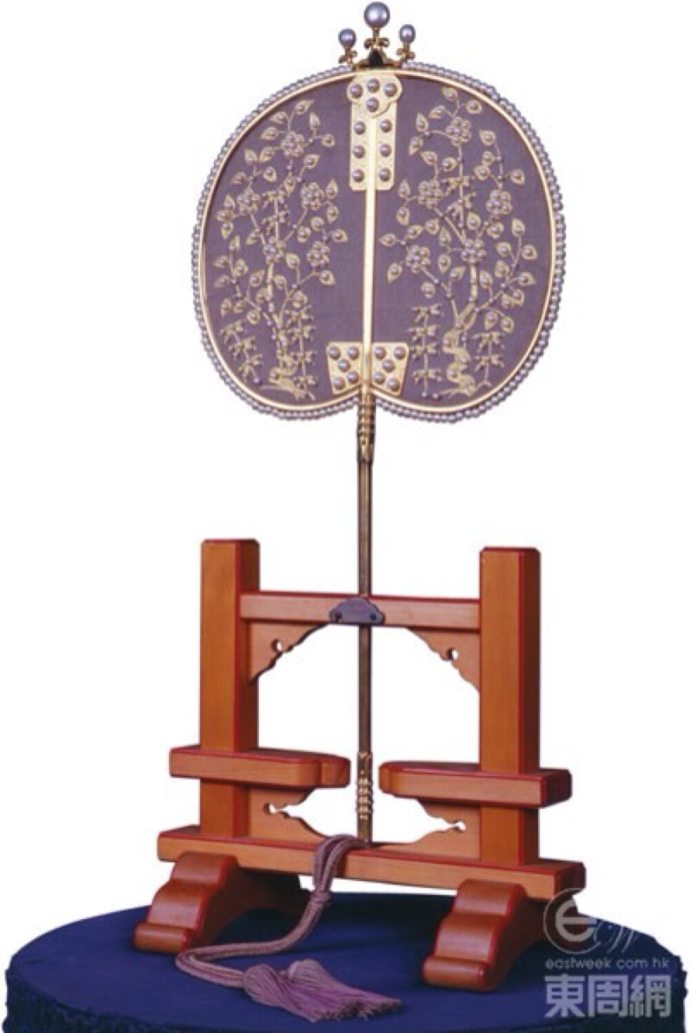 這把為將軍而設的「軍配扇」（Military Leader's Fan）曾先後於1907年的東京工業(yè)博覽會及1910年的日英博覽會中展出過。