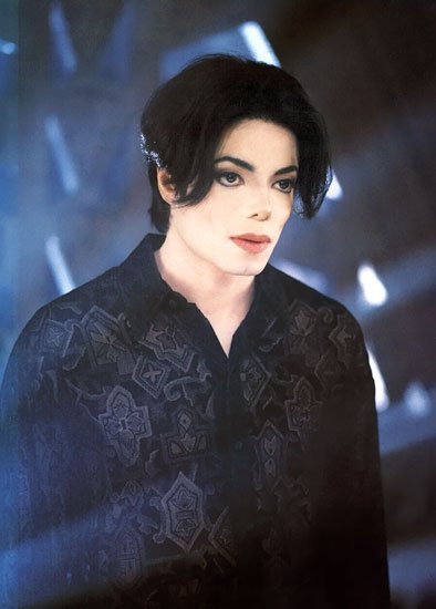 1995年，歌星杰克逊在You are not Alone里身着黑色佩斯利花纹衬衫的画面。