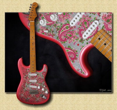 70年代发迹的电吉他公司Fender Guitars，适时地推出了粉色佩斯利花纹的吉他。