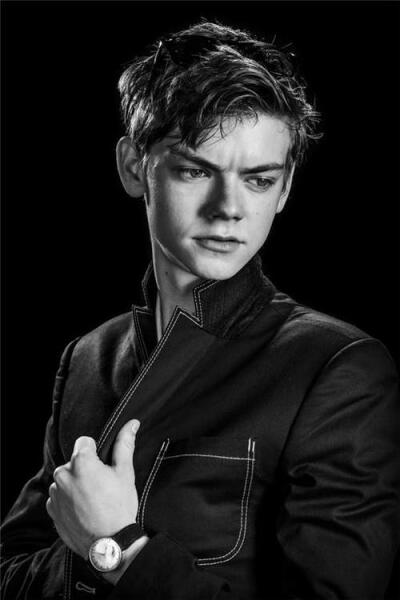 Thomas Sangster 一！定！会！火!压一根羊毛！哈哈哈哈哈