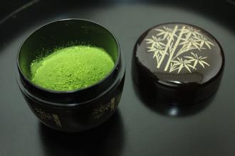 抹茶(Matcha)的原料是一种没有经过揉捻的小茶片，它的制作有两个关键词：覆盖和蒸青。