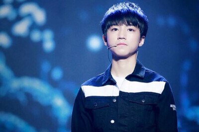 #王俊凯# #tfboys# 亲爱的们，去看一下送星星好不啦……只到别人的一般哦，和昨天的灯牌差不多-_-||