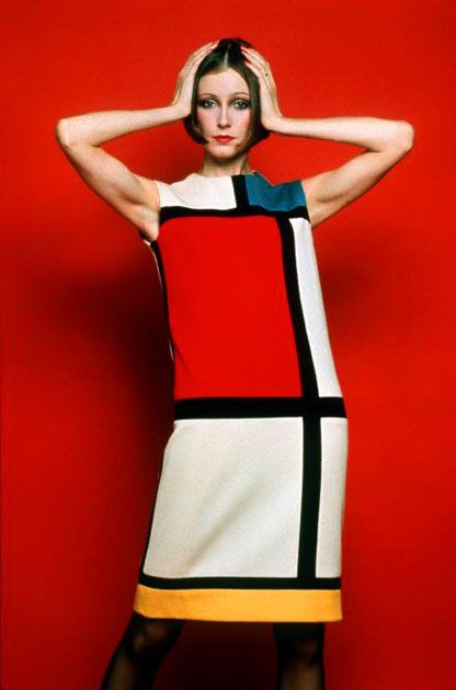 1965年，YSL推出了一系列女式短裙，Mondrian Dress,该服装用的是蒙德里安绘画风格，在他的剪裁下，蒙德里安的明快色彩以及几何式的图案，精巧的与时尚融为一体，在简洁的迷你A字裙中，抽象几何色彩排列的装饰使服装带有波普艺术风格，令蒙德里安更广为人知。这些短裙轰动一时，被称为蒙德里安裙。