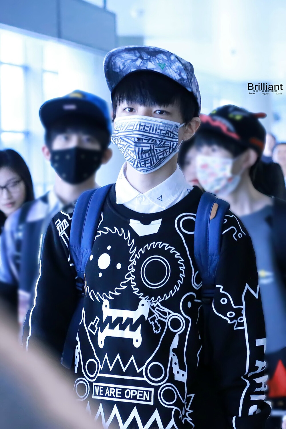 王俊凯2015329北京飞上海机场图crlogo