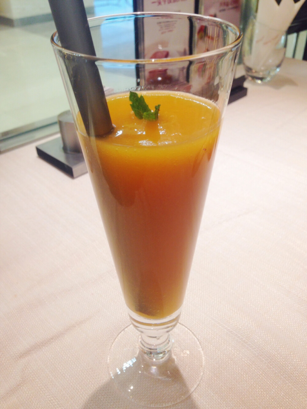 #好饮料喝不停#芒果汁（收集或喜欢我照片的 欢迎关注我 专辑里所有照片都是本人努力拍摄调色过的~ 技术渣 但都是诚意出品~）