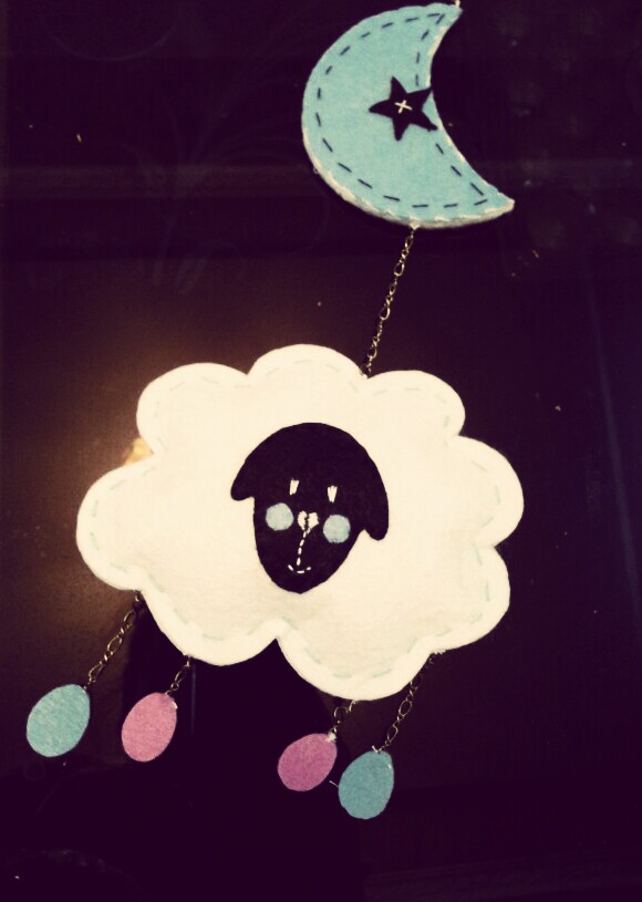 越来越在意他，有他喜欢的白色，蓝色和红色，把它加到我喜欢的不织布中。