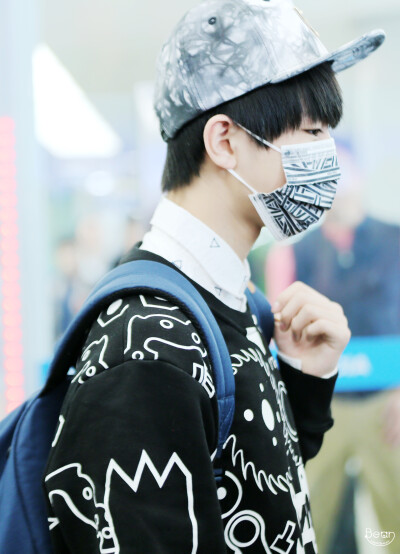TFBOYS王俊凯 王俊凯，2015.03.29首都-虹桥机场高清图 cr.logo