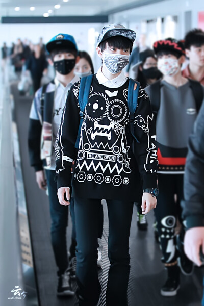 TFBOYS王俊凯 王俊凯，2015.03.29首都-虹桥机场高清图 cr.logo