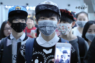 TFBOYS王俊凯 王俊凯，2015.03.29首都-虹桥机场高清图 cr.logo