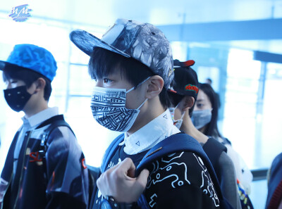 TFBOYS王俊凯 王俊凯，2015.03.29首都-虹桥机场高清图 cr.logo