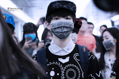 TFBOYS王俊凯 王俊凯，2015.03.29首都-虹桥机场高清图 cr.logo