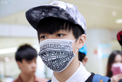 TFBOYS王俊凯 王俊凯，2015.03.29首都-虹桥机场高清图 cr.logo