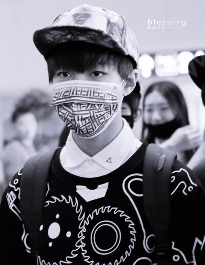 TFBOYS王俊凯 王俊凯，2015.03.29首都-虹桥机场高清图 cr.logo