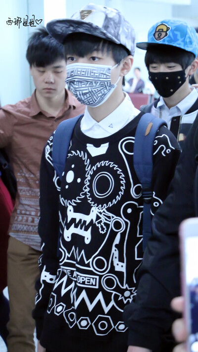 TFBOYS王俊凯 王俊凯，2015.03.29首都-虹桥机场高清图 cr.logo