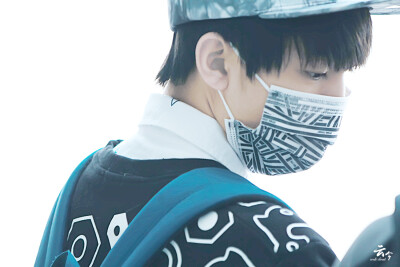 TFBOYS王俊凯 王俊凯，2015.03.29首都-虹桥机场高清图 cr.logo