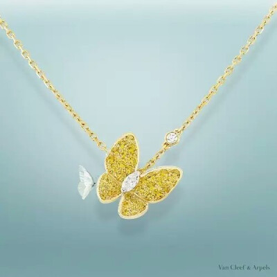 柔美诗意的蝴蝶展翅轻舞，Two Butterfly系列以钻石、黄色及粉色蓝宝石，一展美蝶轻盈之姿。