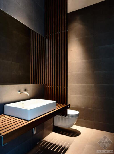 【{新加坡垂直院落室内浴室实景图}】设计团队：HYLA Architects
