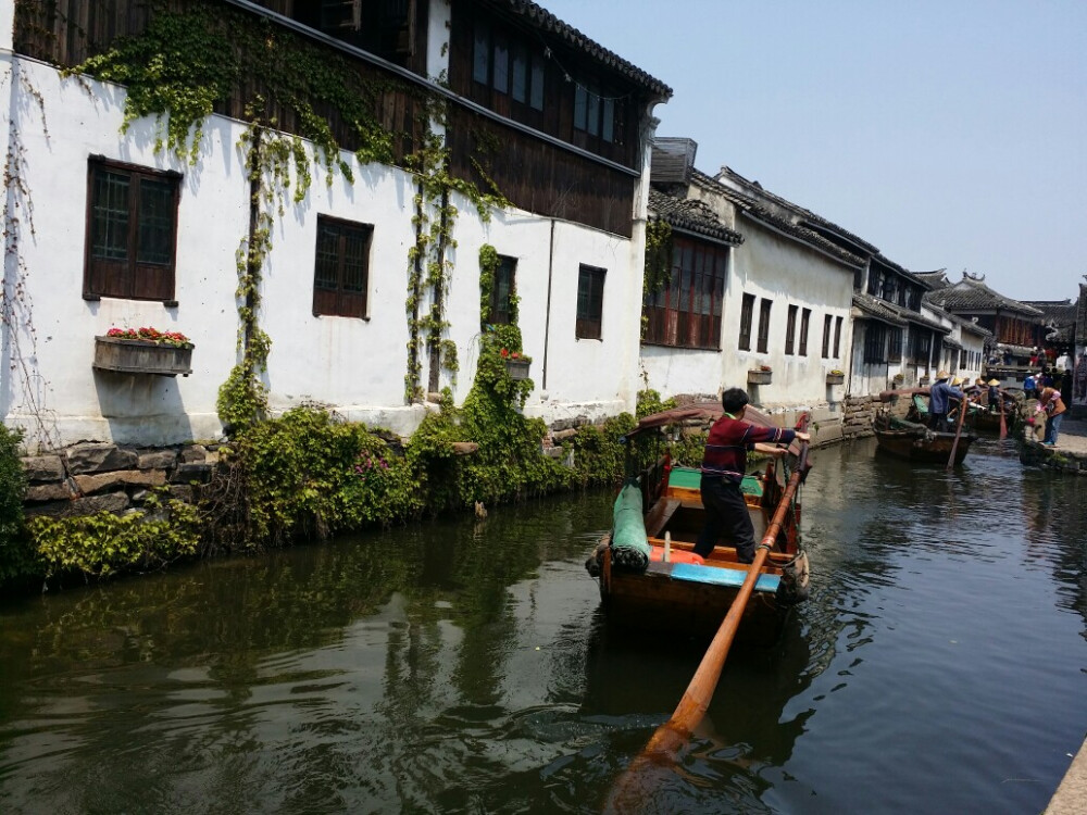 小船儿轻轻飘荡在水中，迎面吹来了凉爽的风