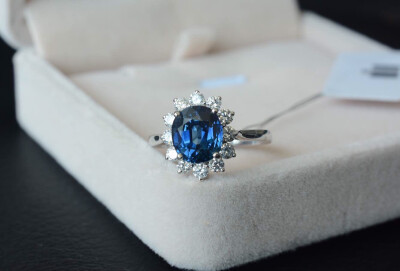 椭圆蓝宝石戒指、（斯里兰卡蓝宝石2.841ct~尺寸8.3×7.4mm~颜色blue、钻石0.607ct、18k白k金镶嵌2.65g）、指圈14号~可以改圈号~。可出证书、欢迎私聊询价。