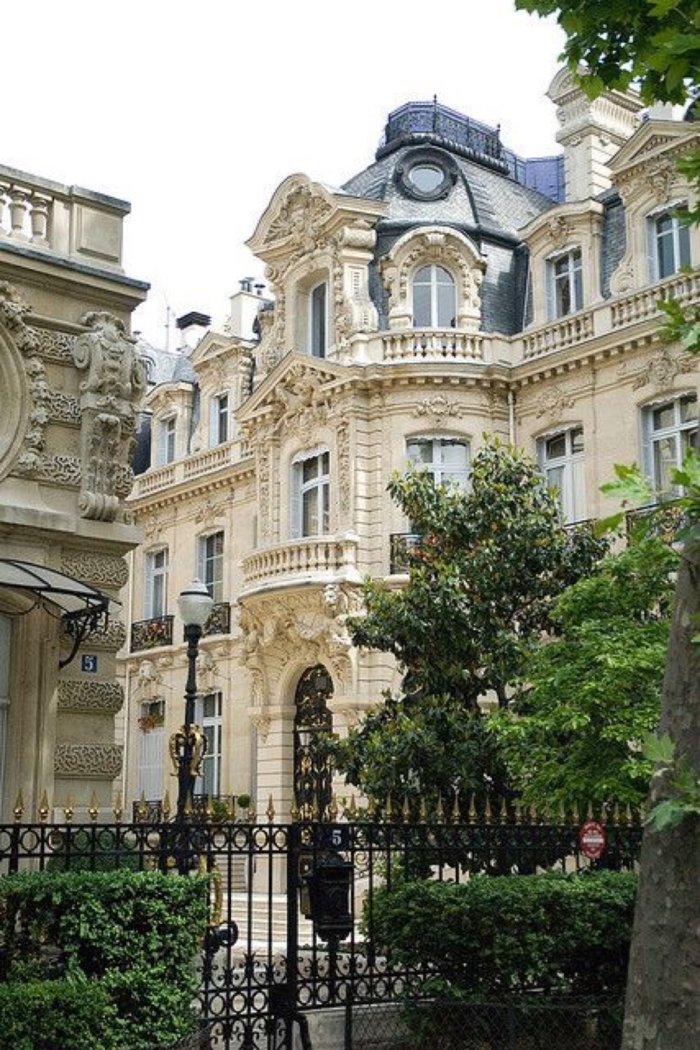 Paris Town House baroque style 1巴罗克(艺术和建筑)风格的，(艺术品和建筑)过分雕琢、装饰曲线过多以追求动势和起伏的，以浮华铺张为特点的 (巴罗克音乐)多用数字低音与对位法装饰以追求新奇节奏效果的 (文学作品)以结构复杂、形式奇特、意象新奇而又模糊为特征的；过分雕琢的；追求奇崛效果的。 2. 巴罗克(艺术和建筑)风格盛行时期(约1600～1750年)的。 3. 巴罗克晚期(风格)的，洛可可式(欧洲18世纪建筑、艺术的一种风格)的。