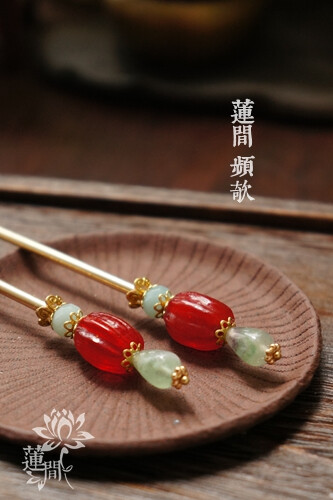 『莲间。頻欹』貴翠|螢石|古法琉璃紅蓮子|單簪-淘宝网 http://item.taobao.com/item.htm?spm=a1z10.1-c.w4004-9900424273.2.BWKrsb&amp;amp;id=44720699717