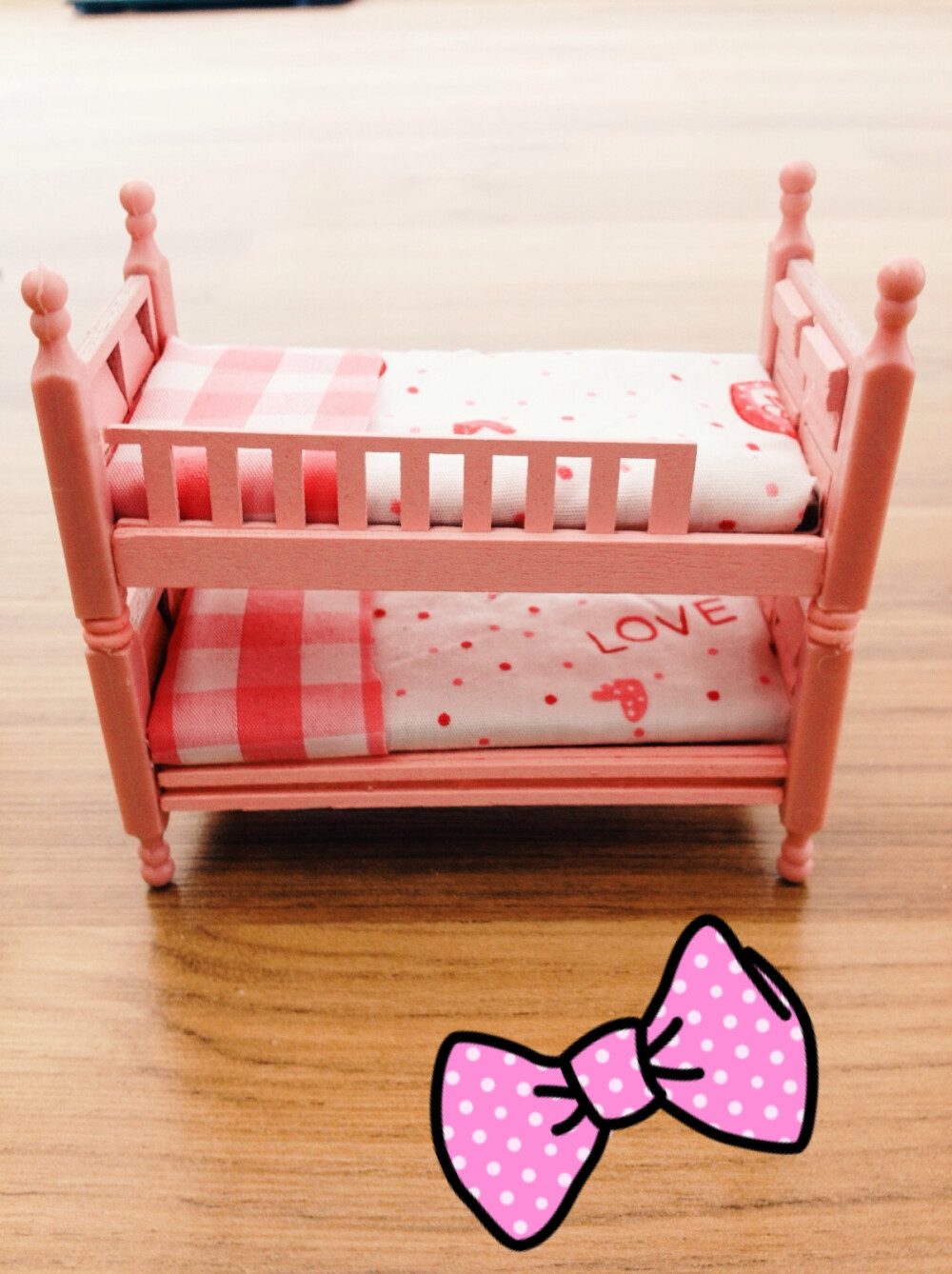 买了一个DIY小屋回来做～一个床就费了2个小时才做好(´･Д･)不过成品还是很棒哒～