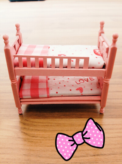 买了一个DIY小屋回来做～一个床就费了2个小时才做好(´･Д･)不过成品还是很棒哒～