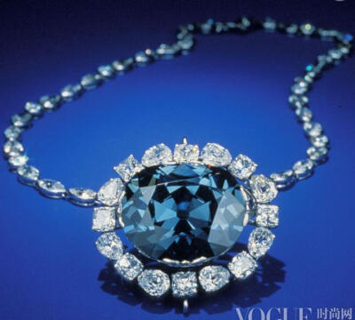  希望之钻，泛灰的湛蓝色宝钻重45.52克拉。这颗宝钻拥有一段传奇的历史，1949年海瑞温斯顿购得希望之钻，10年后捐出。收藏博物馆：史密森机构（Smithsonian Institution）博物馆