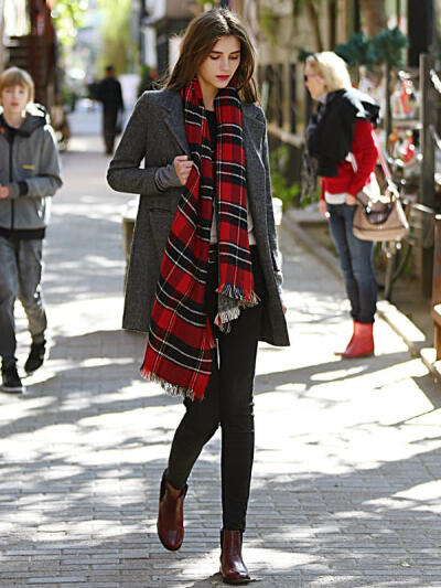 搭配#西装感呢子大衣+英伦风的红黑格羊毛围巾+黑色紧身裤+短靴