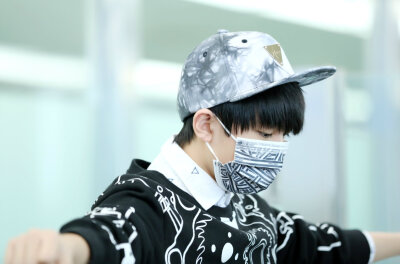 TFBOYS王俊凯 王俊凯，2015.03.29首都-虹桥机场高清图 cr.logo