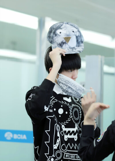 TFBOYS王俊凯 王俊凯，2015.03.29首都-虹桥机场高清图 cr.logo