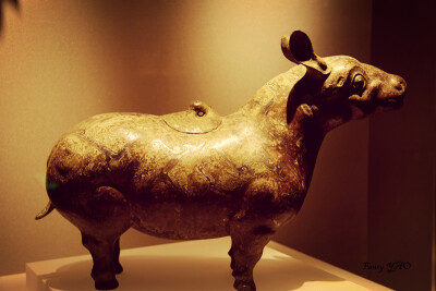 【南京博物院】古代用来装酒的器皿。它背部的盖子，是一个回头啄羽毛的鸟哦！