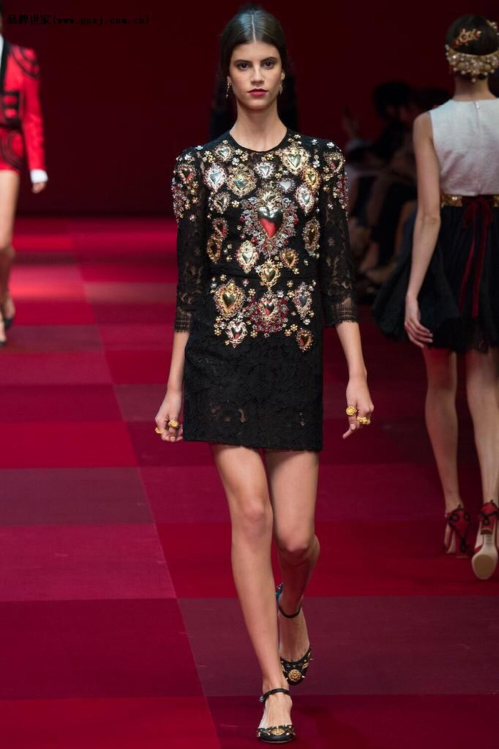 Dolce&amp;amp;Gabbana2015春夏 这一季设计师杜梅尼科· 多尔奇 (Domenico Dolce) 与斯蒂芬诺·嘉班纳 (Stefano Gabbana) 以西班牙为灵感，因为这个曾经侵占过西西里的王国给西西里文化带来了不可磨灭的痕迹。斗牛士短夹克搭配彩色珠钉刺绣牛仔裤，大量平底刺绣印花鞋的出现，佛拉明戈式的层叠褶皱……都让本季的西西里女郎更加热情奔放、帅气灵动。