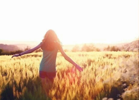 当你认真谈过一段感情，最后却分手了，后来你会很难再去喜欢别人，你不想花时间也不想去了解。就好比你写一篇文章快写完了，但老师说你字潦草把作业撕了让你重新写一遍。虽然你记得开头和内容但你也懒得写了，因为一篇文章花光了你所有精力，只差一个结尾，你却要从头来过。