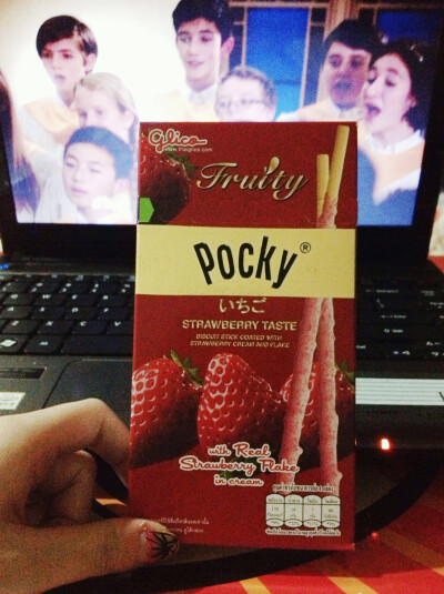 #报社的深夜食堂#边吃边看美剧 pocky的饼干各种口味都赞