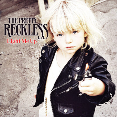 《Just Tonight》 由Taylor Momsen（主唱）The Pretty Reckless乐队2010年演唱。 专辑：Just Tonight EP 被收录于《Light Me Up》专辑