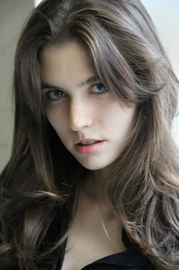 anon Leloup是本季最值得期待的新人之一,古典美的面容和极富感染力的魅力让她与众不同。