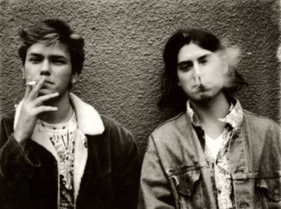 【River Phoenix and Joaquin Phoenix】杰昆·菲尼克斯，是90年代最出名的童星瑞凡·菲尼克斯的亲弟弟，三十出头的他戏龄已经高达二十几年。杰昆的哥哥很爱他，濒死时为了不吓着弟妹，没有说的太多，也没有说得太少，…