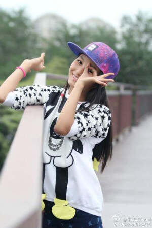  牛欣欣，2003年7月2日出生于河南商丘，中国大陆女歌手、演员。3岁便登台演出豫剧，4岁参加河南卫视《梨园春》戏迷擂台赛，成为银奖得主。曾荣获第12届中国戏曲小梅花“十佳金奖”；第2届“和平杯”中国京剧小票友邀请赛“十小名票”，第四届“擂响中国”戏迷擂台赛银奖得主；“非常6+1”“非常明星”。